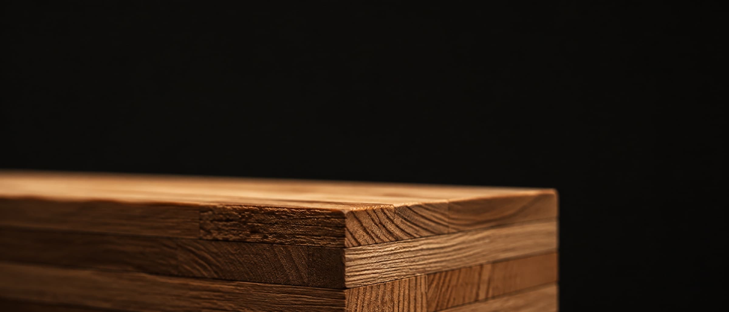 Holz als Baustoff — Materialdetail einer Massivholzkonstruktion