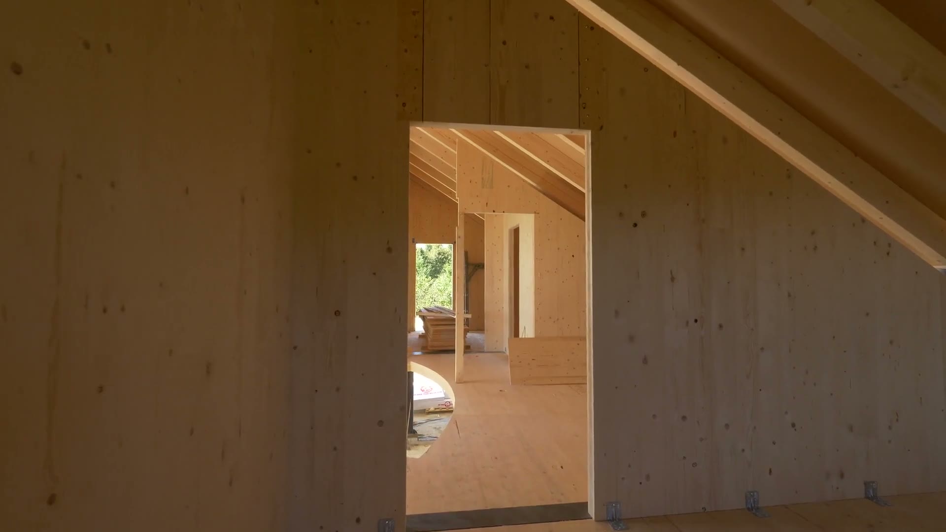 Massivholz-Rohbau aus Brettsperrholz — Blick durch die CLT-Konstruktion